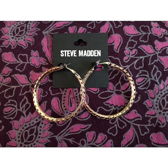 NWT! STEVE MADDEN Gold Textured Hoop Earrings - Picture 10 of 11